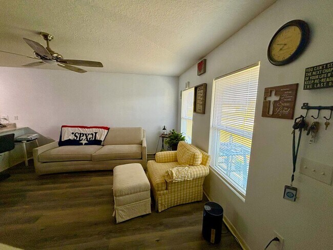 Foto del edificio - Four Bedroom / Three Bath Home