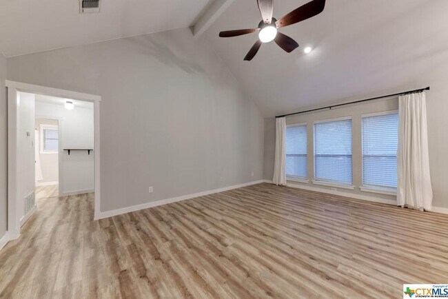Building Photo - 930 Earl Dr