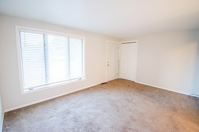 Building Photo - Ranch-style home with great fenced yard & patio!