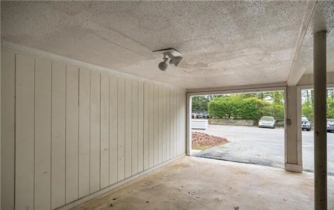 Building Photo - Remodeled Townhome!