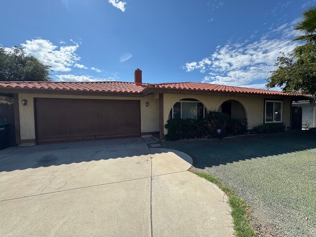 Building Photo - Two Bedroom Two Bathroom Home in Hemet!
