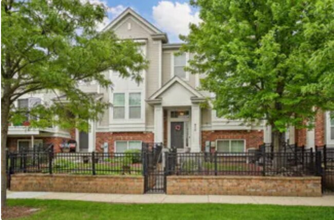 Photo - 475 Plaza Pl (Aurora, IL)