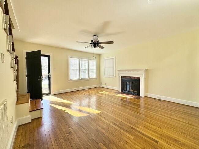 Building Photo - Unique 3 Bedroom on Large Lot with Detache...