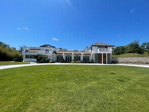 Building Photo - 984A Noyac Path