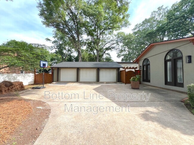 Foto del edificio - 5745 Riviere Dr