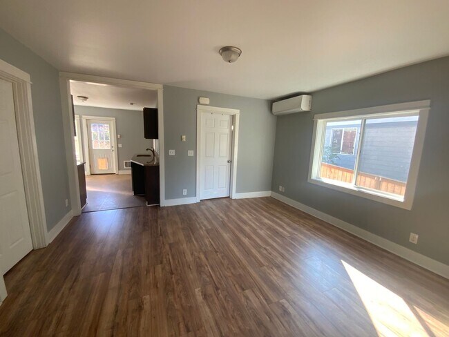 Building Photo - *** NEW RENT SPECIAL - $750 OFF FIRST MONT...
