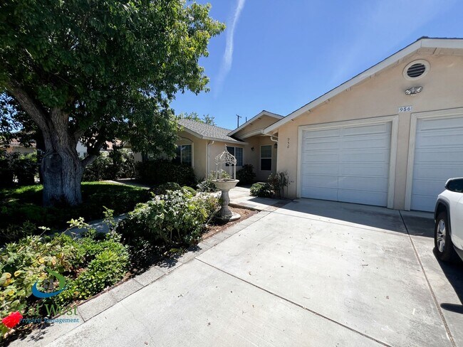 Foto del edificio - $5800 - Spacious 5 Beds 4 baths with large...
