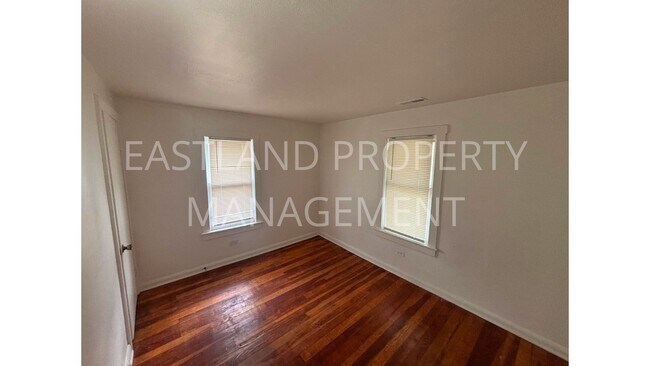 Foto del edificio - 823 Custer Dr