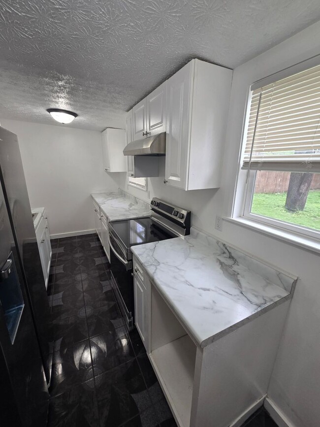 Building Photo - 2 BEDROOM SINGLE FAMILY