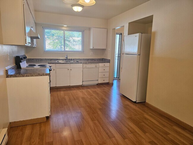 Foto del edificio - Southeast Reno Townhome - Close to Everyth...