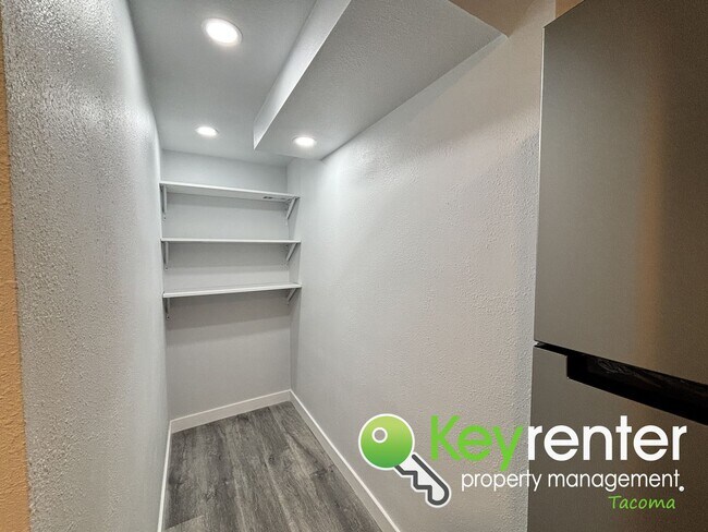 Building Photo - Cozy & Private 2Bed/1Bath Apartment with S...