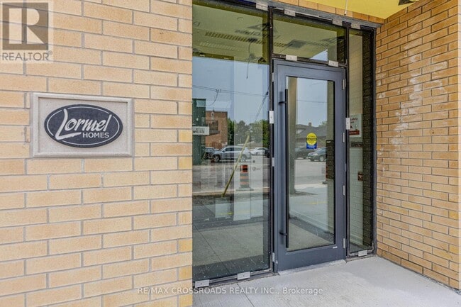 Building Photo - 6 Chartwell Rd