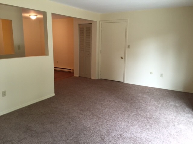 Building Photo - 576 Riverside Dr