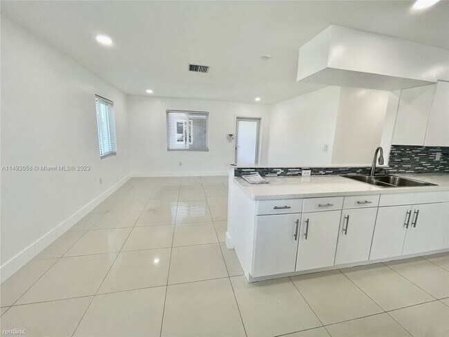 Foto del edificio - 3 br, 2 bath House - 9702 SW 37th Ter