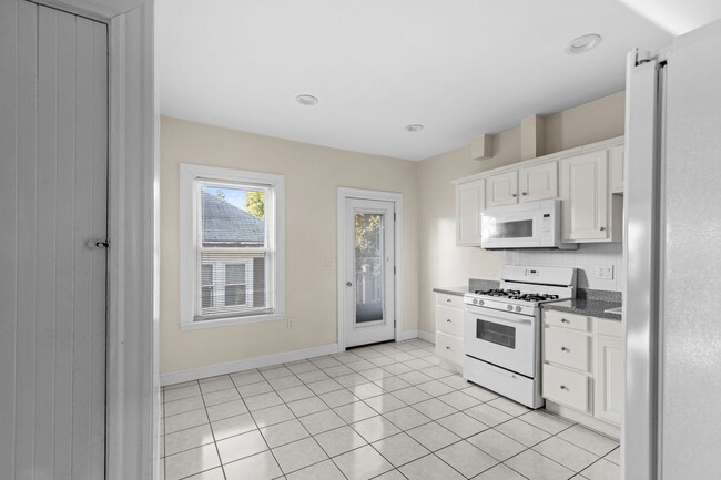 Building Photo - 3bed/2 bath in Brighton