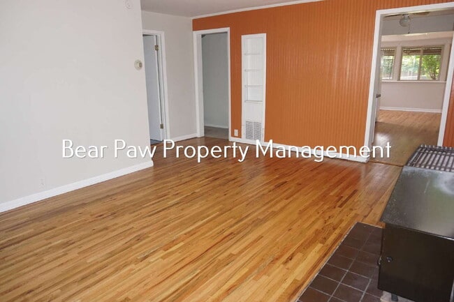 Foto del edificio - "Charming 3-Bedroom Retreat with 2 Baths in the Heart of Golden"