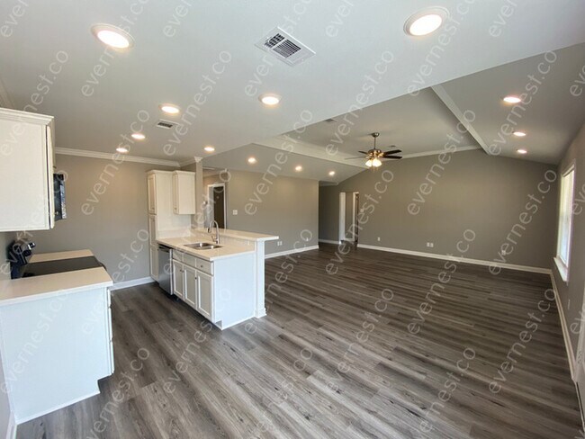 Building Photo - 3 BED & 2 BATH / PET-FRIENDLY / NO S8
