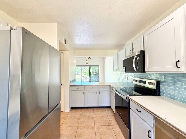 Foto del edificio - AVAILABLE NOW! GORGEOUS Two-Story 2 Bedroom 2 Bathroom Condo in Palm Desert