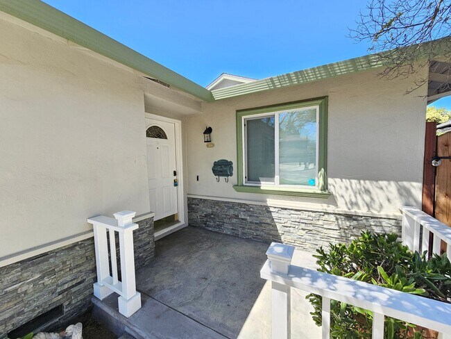 Building Photo - Beautiful 4 Bed 3 Bath on treelined street!