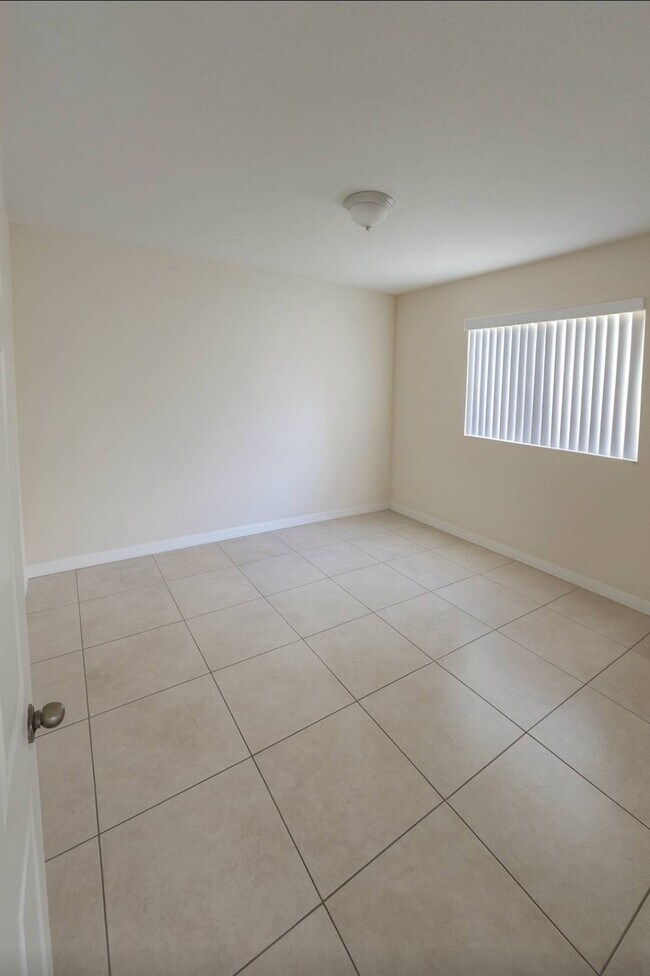 Foto del edificio - 3392 SW 24th St
