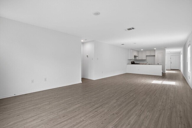 Foto del edificio - Like-New 4 Bed Home | No Carpet + Community Pool | Medina Valley ISD