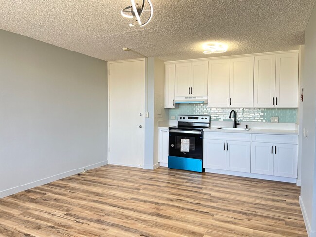 Building Photo - 1 Bedroom, 1 Bathroom Unit With 1 Parking Stall in Salt Lake Available Now!