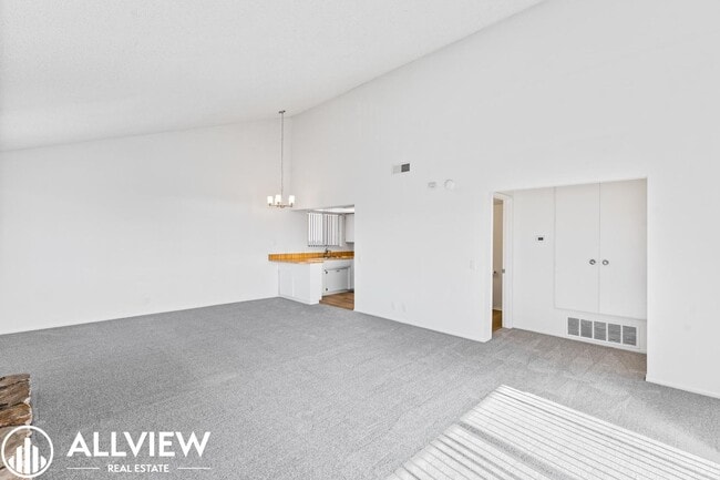 Building Photo - 503 Avenida Victoria