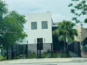 Building Photo - 905 SW 13th Ct