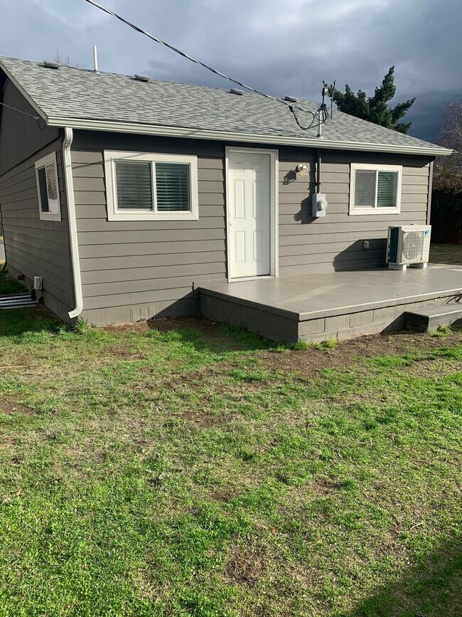 Foto del edificio - Adorable Two Bedroom One Bath on Cul De Sa...
