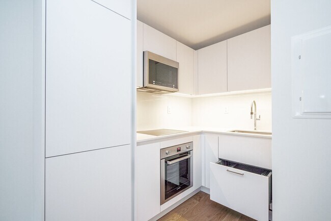 Building Photo - 263 Russell Hill Rd