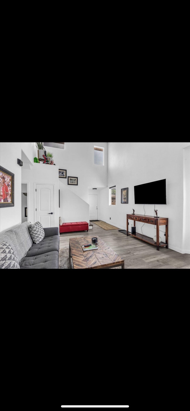 Building Photo - 1277 W Las Hurdes Dr