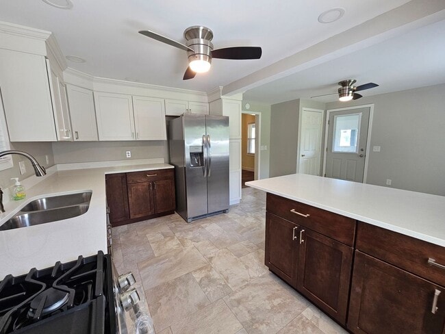 Building Photo - Stunning 4 Bed 2 Bath Single Family Rental...