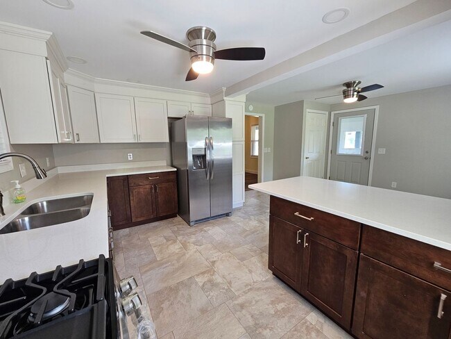 Foto del edificio - Stunning 4 Bed 2 Bath Single Family Rental...