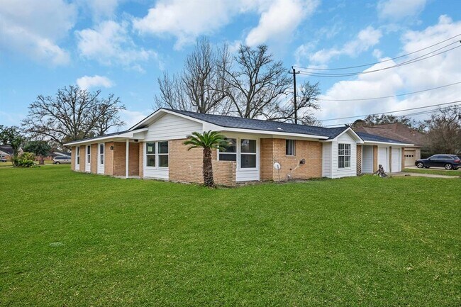 Building Photo - 5000 Somerset Dr