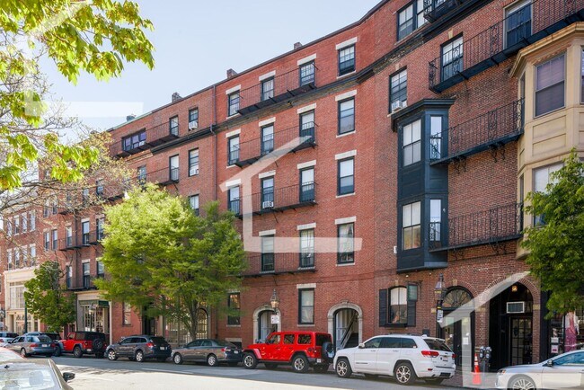 Building Photo - Nicely updated sunny studio in the heart o...