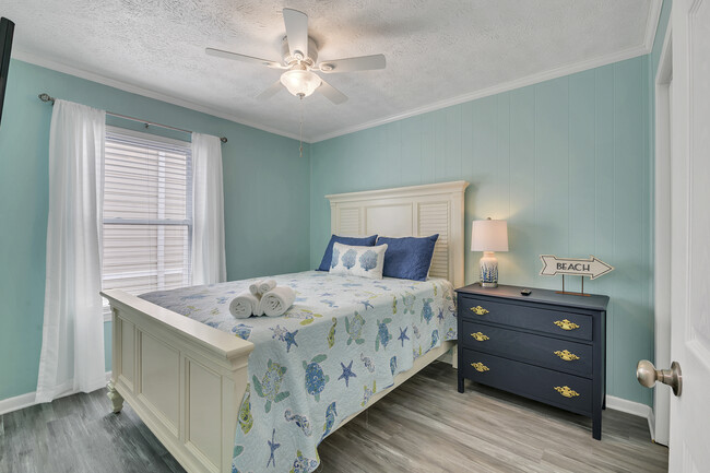 Queen bedroom - 7904 Surf Dr