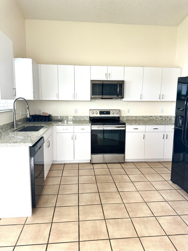 Building Photo - 12155 Sunset Point Cir