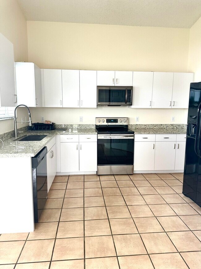 Foto del edificio - 12155 Sunset Point Cir