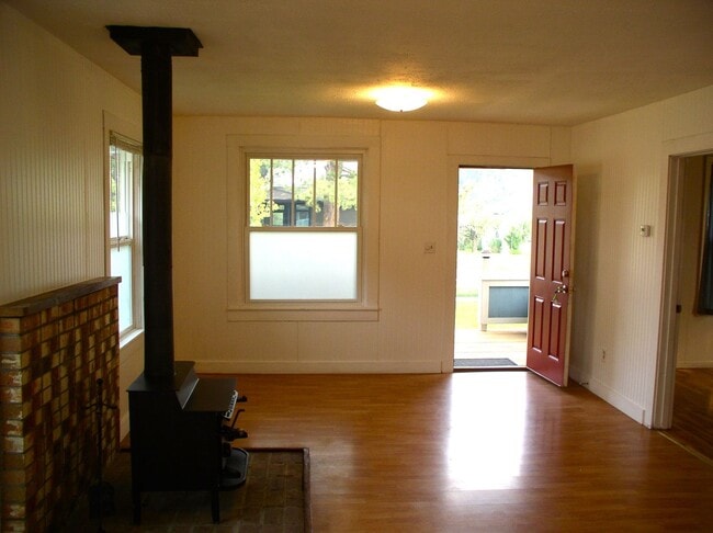 Building Photo - Historic Westside Home Steps from Downtown & Large Fenced Yard