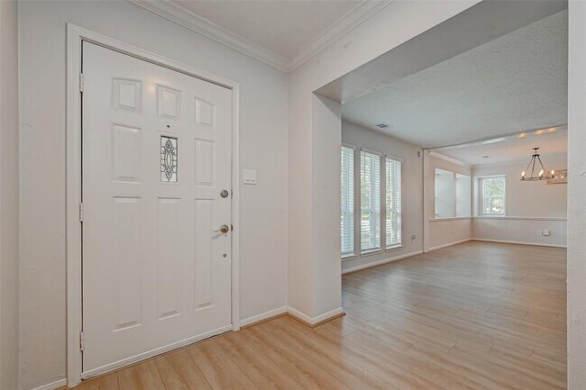 Building Photo - 318 Pine Manor Dr