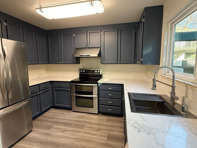 Foto del edificio - Well Appointed 3 Bedroom 2.5 Bath Townhome in Perfect Campbell Location!