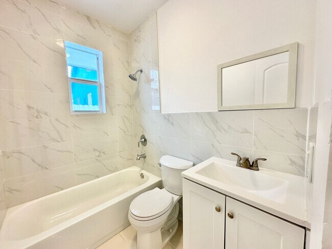 Foto del edificio - Freshly remodelled 2bed/1bath in a duplex ...