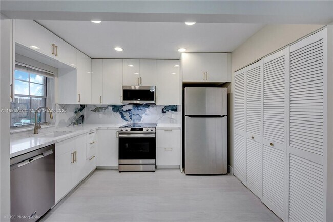 Foto del edificio - 8004 SW 20th Pl