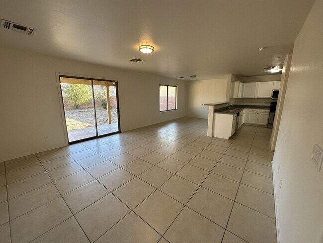 Building Photo - 723 W Ash Ridge Dr