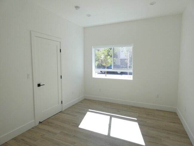 Building Photo - 10817 Hortense St