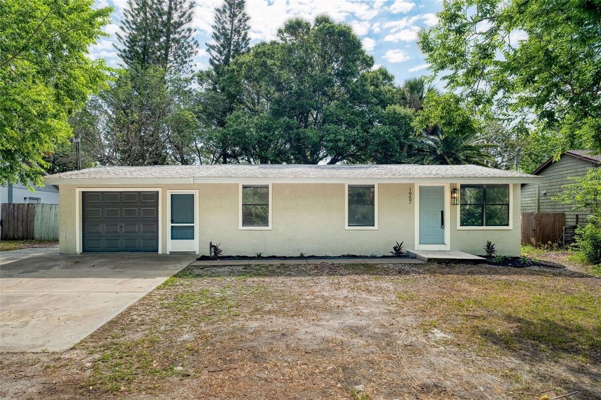 Foto principal - FOR RENT!!! FULLY REMODELED 3 BEDROOM 2 BA...