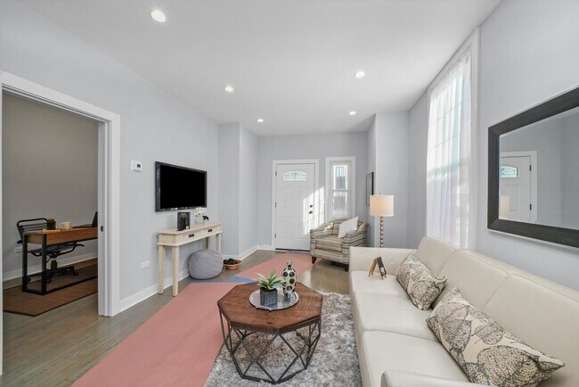 Foto del edificio - 3028 Clarence Ave
