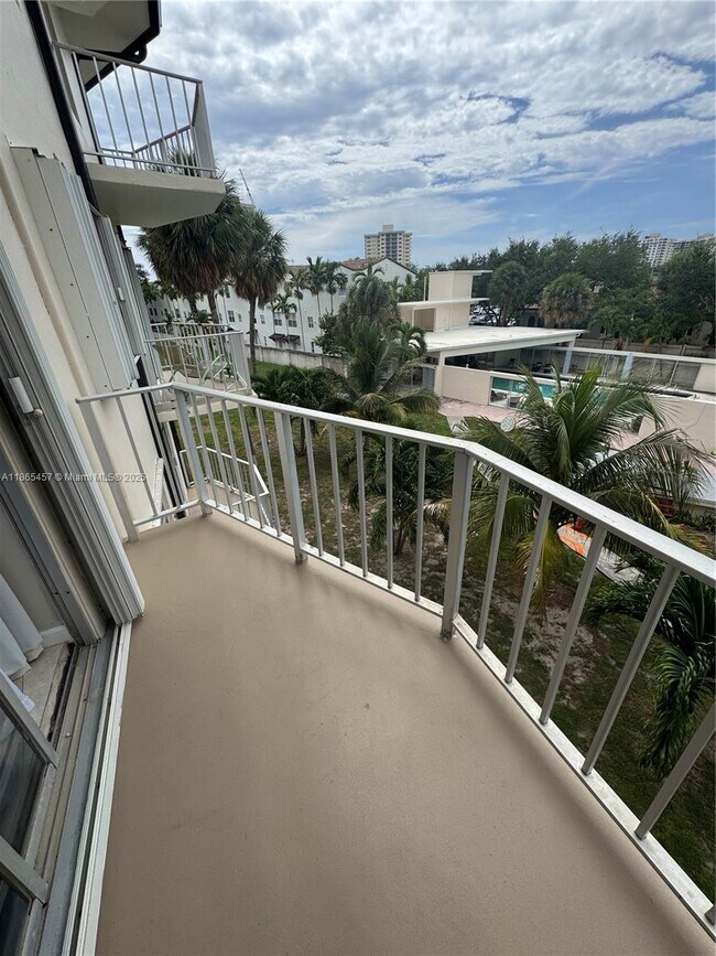 Foto del edificio - 1967 S Ocean Blvd