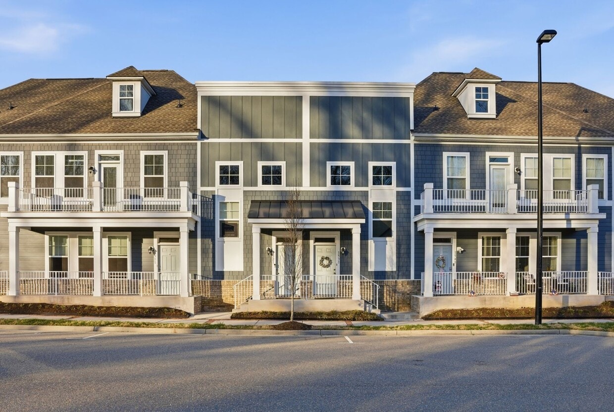 Stylish Townhouse Living in the Heart of Williamsburg - Stylish Townhouse Living in the Heart of Williamsburg