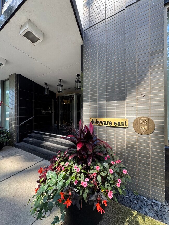 Building Photo - 253 E Delaware Pl